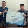 Rektor Uniku berfoto bersama usai pemberian beasiswa dari PT. PP.